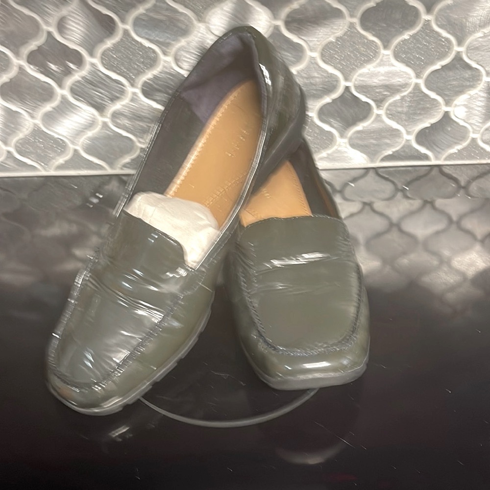 Easy Spirit teal/navy patent leather loafer 11w